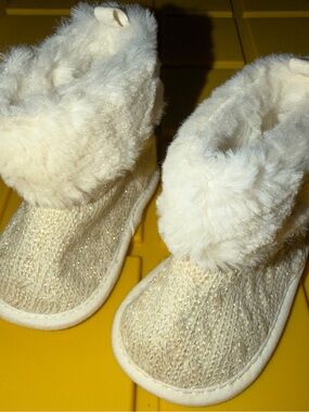 Carter’s Infant Faux Fur Boots in Cream 6-9 months